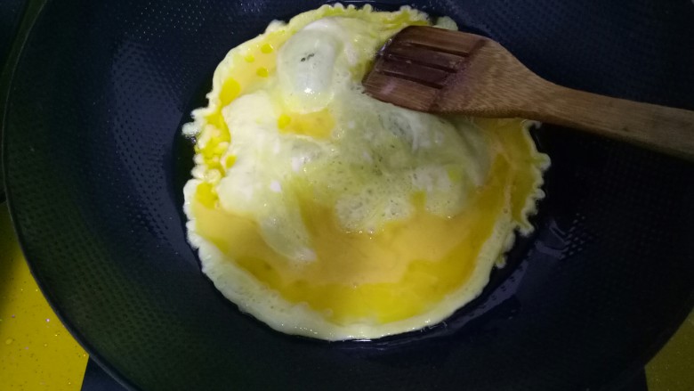 #家常菜木须柿子#,油温到7分时，放入鸡蛋，翻炒。