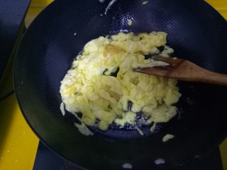 #家常菜木须柿子#,炒好的鸡蛋。把炒好的鸡蛋放入盘中。