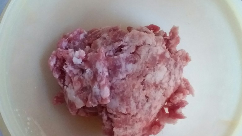 南瓜芹菜肉包子,肉馅是从冰柜里取出的解冻