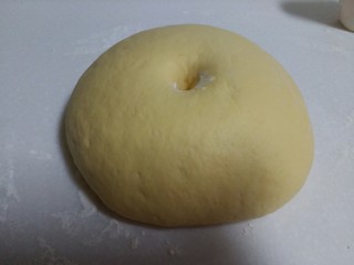 南瓜芹菜肉包子,此时面团已经发好了，用手指沾面粉在面团的中间戳一个洞，不塌陷、不回弹说明面已经发好了。