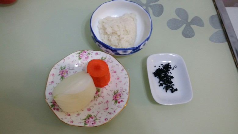 辅食：海带蔬菜粥,准备好食材。