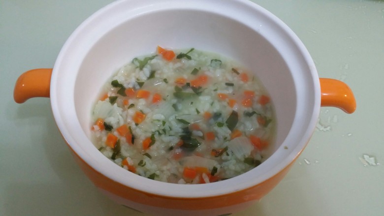 辅食：海带蔬菜粥,盛出即可。