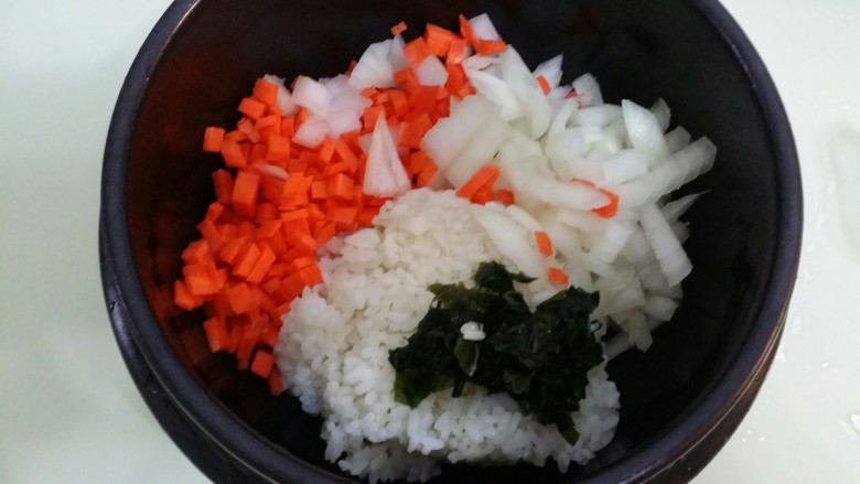 辅食：海带蔬菜粥,把<a style='color:red;display:inline-block;' href='/shicai/ 507'>米饭</a>和所有食材放入锅中加水上火煮。