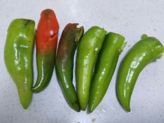 酱香版的虎皮尖椒,依次每一个种子都扣出来。如果能吃辣可以带种子吃。