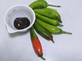 酱香版的虎皮尖椒,准备食材:辣椒6个，适量的甜面酱。