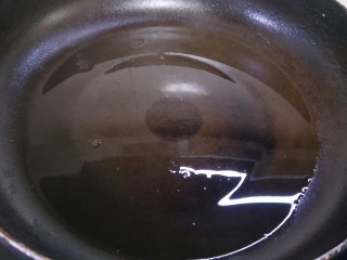 酱香版的虎皮尖椒,锅里放适量的油加热。