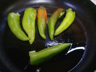 酱香版的虎皮尖椒,锅中加热后把尖椒放进去。