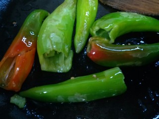 酱香版的虎皮尖椒,慢慢的翻炒均匀。