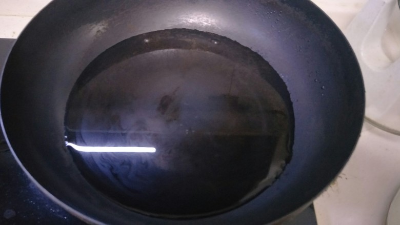 水煮毛蚬子,锅中加入适量的水。