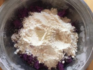 紫薯玫瑰花卷,加入酵母、加入少许温水
