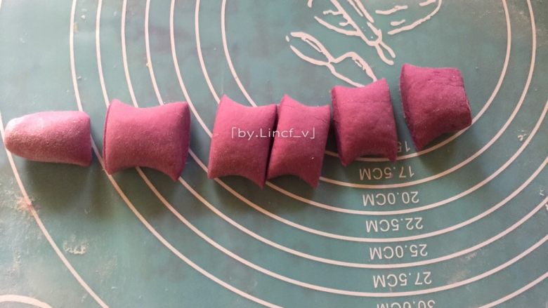 紫薯玫瑰花卷,切成一个个大小较均匀的小段