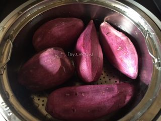 紫薯玫瑰花卷,先将紫薯去皮洗净后放入蒸锅里蒸熟
