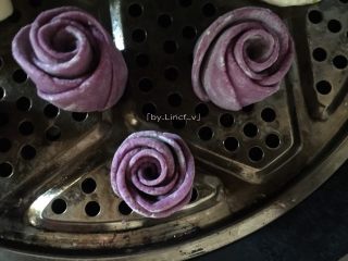 紫薯玫瑰花卷,放入冷水蒸锅中醒发约10分钟，然后大火蒸开后转中小火再蒸10分钟后关火，间隙5分钟后揭盖即可食用