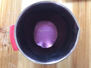 紫薯玫瑰花卷,揉成光滑的面团