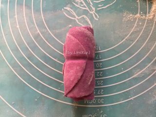 紫薯玫瑰花卷,然后从最底片的一边卷起成卷