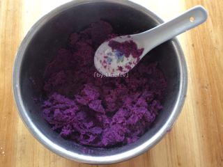 紫薯玫瑰花卷,蒸熟的紫薯用勺子压成紫薯泥