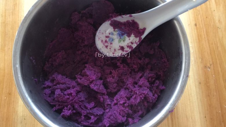 紫薯玫瑰花卷,蒸熟的紫薯用勺子压成紫薯泥