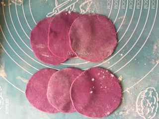 紫薯玫瑰花卷,把每6个小段揉成圆球形后压扁，用擀面杖擀成圆形面片