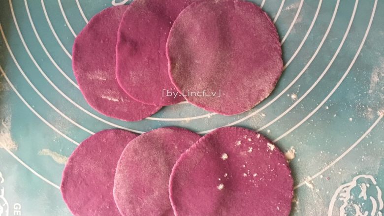 紫薯玫瑰花卷,把每6个小段揉成圆球形后压扁，用擀面杖擀成圆形面片