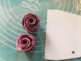 紫薯玫瑰花卷,用刀沿线处切成两半