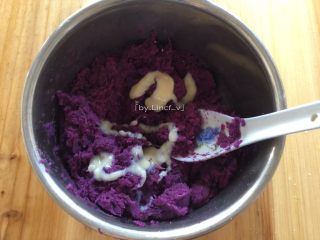 紫薯玫瑰花卷,加入适量的炼奶搅拌均匀