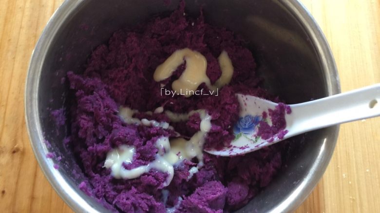 紫薯玫瑰花卷,加入适量的炼奶搅拌均匀