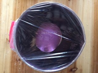 紫薯玫瑰花卷,将面团放入盆中，盖上保鲜膜进行发酵