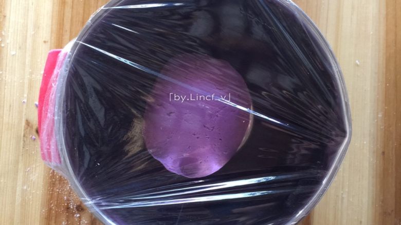 紫薯玫瑰花卷,将面团放入盆中，盖上保鲜膜进行发酵