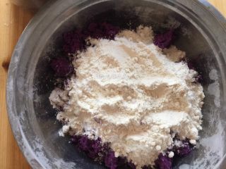 紫薯玫瑰花卷,再加入面粉