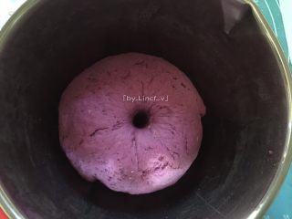 紫薯玫瑰花卷,发酵至两倍大，手指戳下不回缩即为发酵成功