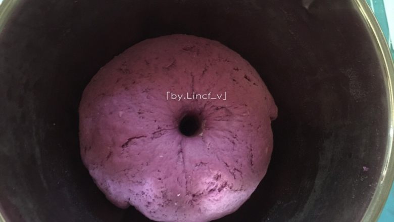 紫薯玫瑰花卷,发酵至两倍大，手指戳下不回缩即为发酵成功