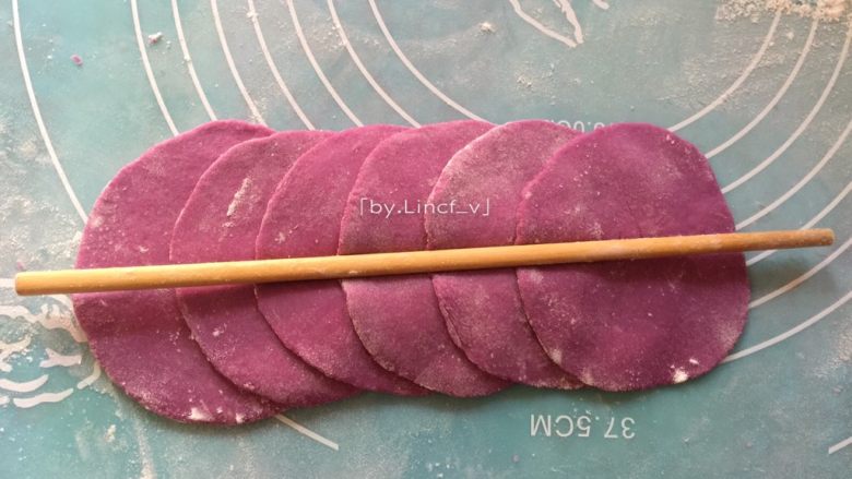 紫薯玫瑰花卷,将每6个圆形面片半叠加在一起，用筷子在中间压出痕迹（如图）