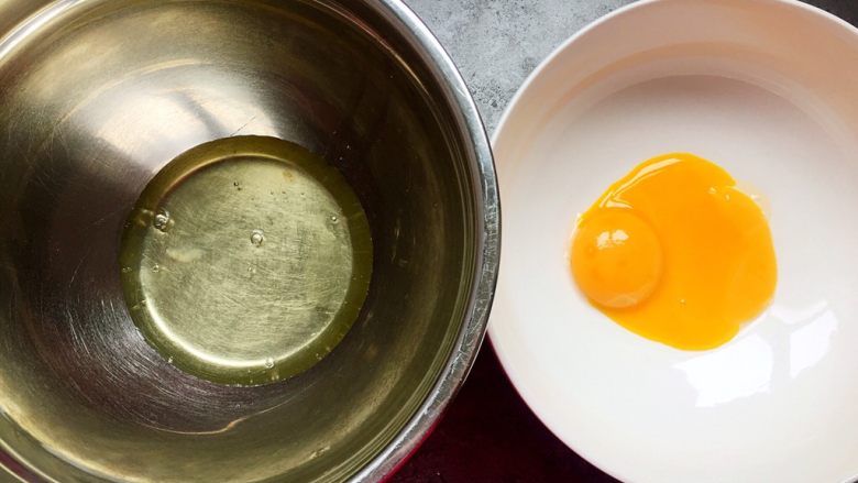 万圣节-鬼脸杯子蛋糕,将蛋黄蛋清分别打入无水无油的盆中。