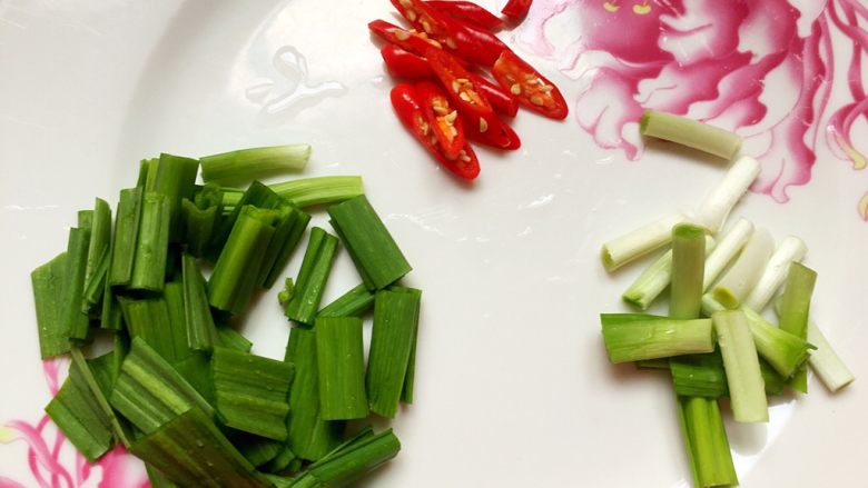 川味香肠炒菜花,将配菜切成如图所示。