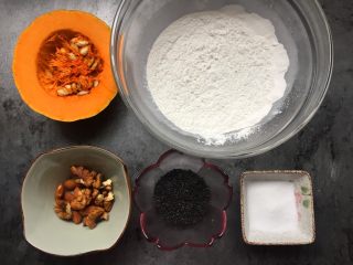 南瓜坚果馅饼,准备材料如图。