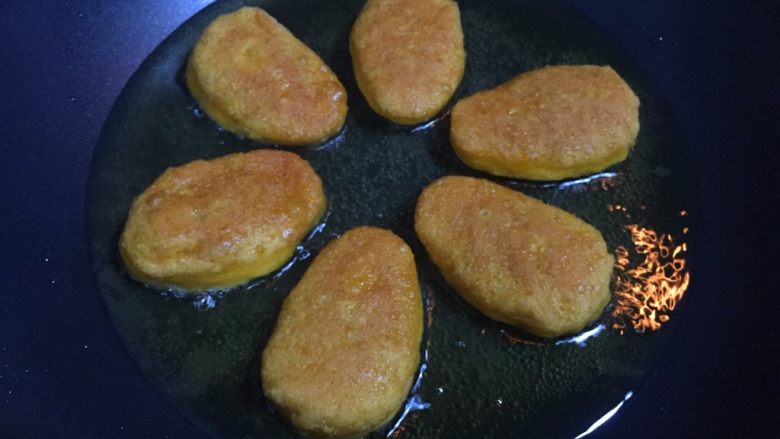 南瓜坚果馅饼,煎至两面金黄即可。