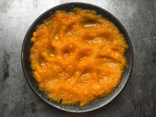 南瓜坚果馅饼,蒸好的南瓜用勺子按压成泥状。