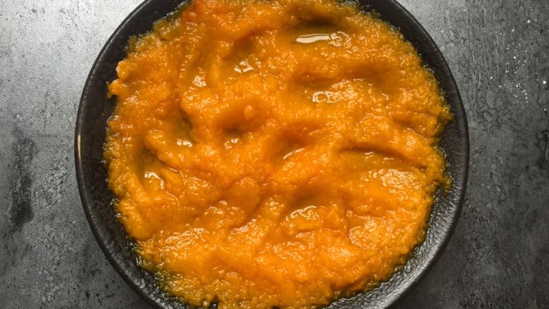 南瓜坚果馅饼,蒸好的南瓜用勺子按压成泥状。
