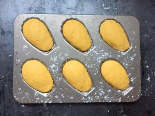 南瓜坚果馅饼,在模具上撒粉，将面团慢慢按压成模具形状。