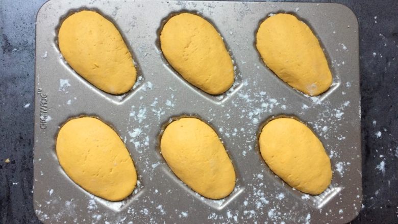 南瓜坚果馅饼,在模具上撒粉，将面团慢慢按压成模具形状。