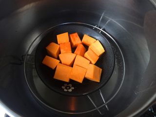 南瓜坚果馅饼,放入锅中蒸至熟软。