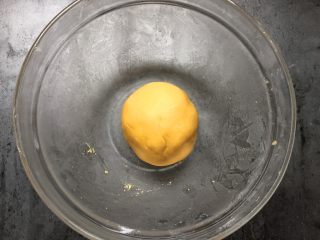 南瓜坚果馅饼,慢慢揉成光滑的面团。