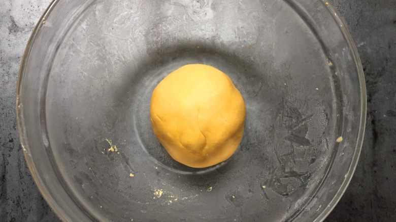 南瓜坚果馅饼,慢慢揉成光滑的面团。