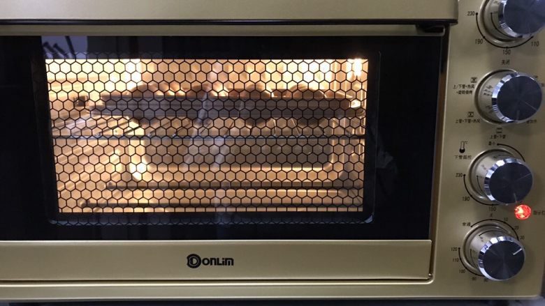 万圣节萌系棒棒糖蛋糕,盖上盖子放入烤箱中层，上下火180度烤20分钟左右