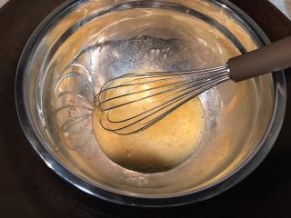 万圣节萌系棒棒糖蛋糕,全蛋液隔热水搅拌，搅拌至温度大致和手温相同，离水