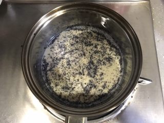 伯爵红茶麻薯,全蛋液打散，加入牛奶、细砂糖、伯爵红茶沫，隔水加热搅拌均匀，加热至手温即可