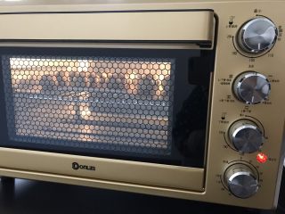 伯爵红茶麻薯,放入烤箱中层，上下火180度烤25分钟转160度烤15分钟