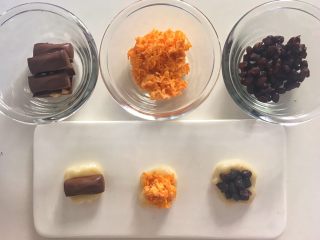紫麻薯糕,麻薯分别包入巧克力、肉松和蜜豆，图上巧克力包半块