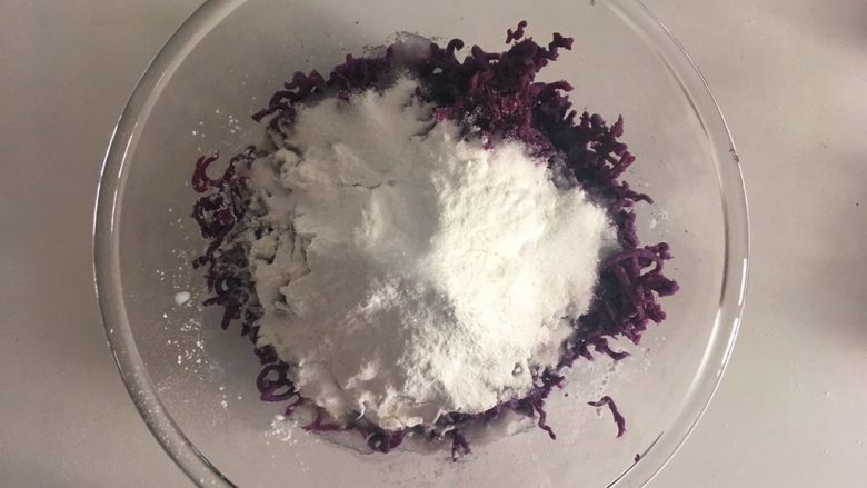 紫麻薯糕,加入糯米粉50g、白砂糖30g、牛奶50g混合均匀至无生粉