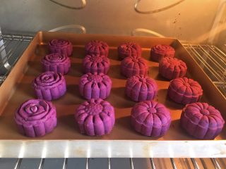 紫麻薯糕,烤箱160度中层烘烤15分钟即可